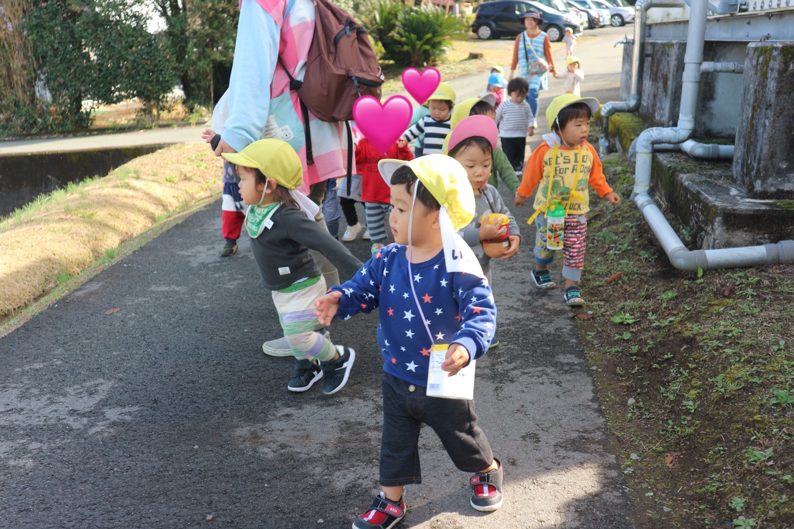 お散歩にしゅっぱーつ １歳児 ももぐみ ドキンちゃんチーム 白川グループ 社会福祉法人白川園 学校法人吉良学園 医療法人白川会 のホームページです 白川グループ 社会福祉法人白川園 学校法人吉良学園 医療法人白川会 のホームページです