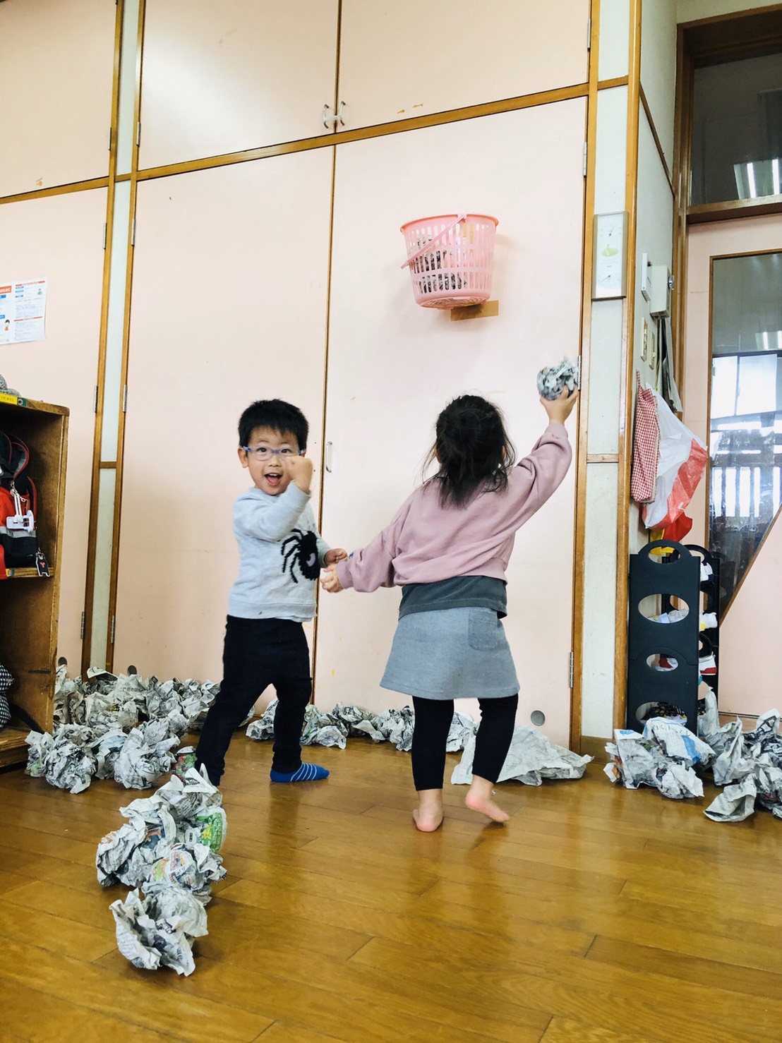 新聞紙で玉入れ大会 3歳児すみれぐみ 白川グループ 社会福祉法人白川園 学校法人吉良学園 医療法人白川会 のホームページです 白川グループ 社会福祉法人白川園 学校法人吉良学園 医療法人白川会 のホームページです