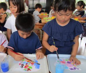 にじいろのさかな製作 5歳児さくらぐみ 白川グループ 社会福祉法人白川園 学校法人吉良学園 医療法人白川会 のホームページです 白川グループ 社会福祉法人白川園 学校法人吉良学園 医療法人白川会 のホームページです