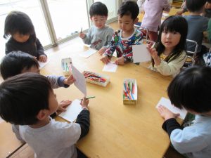 お手紙を出そう！」2歳児ちゅうりっぷぐみ -  白川グループ（社会福祉法人白川園、学校法人吉良学園、医療法人白川会）のホームページです。白川グループ（社会福祉法人白川園、学校法人吉良学園、医療法人白川会）のホームページです。