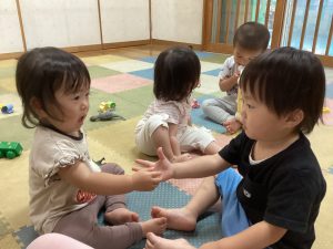 「お友だちと♡」1歳児もも組